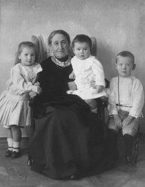 Елизавета Григорьевна с внуками (детьми Веры) – Лизой, Серёжей, Юрой