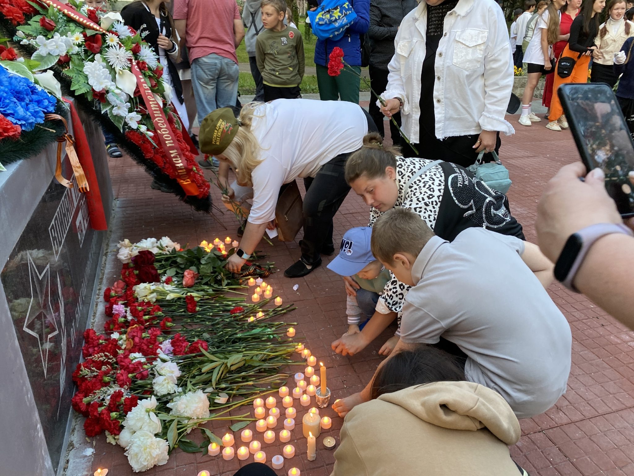 Кц елизаветы мамонтовой. Мемориал mh17. Посольство Франции в Москве цветы. Свеча памяти.